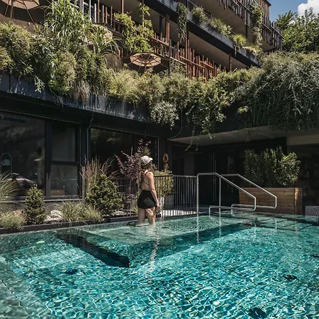 Coolnest Hotel