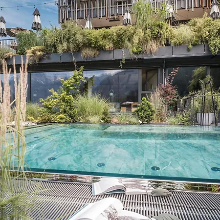 Coolnest Hotel 4*